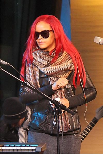 celebrities-wearing-scarves-for-winter-2010-iKiev.ua